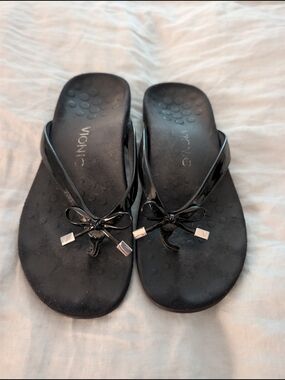Vionic Women’s Black Patent Bow Thong Sandals Size 7 Wide